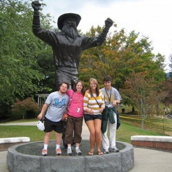 Students and the Yosef statue